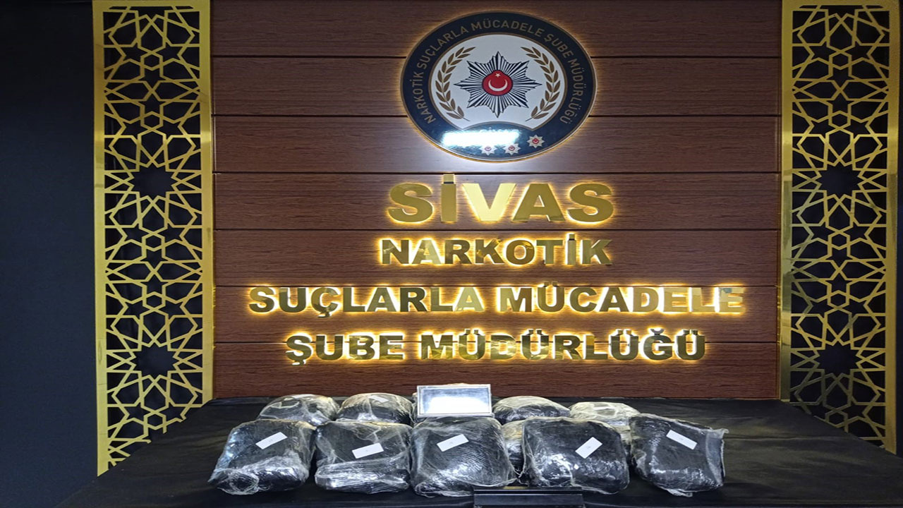 Sivas'ta yolcu otobüsü aramasında valizden 10 kilogram uyuşturucu çıktı!