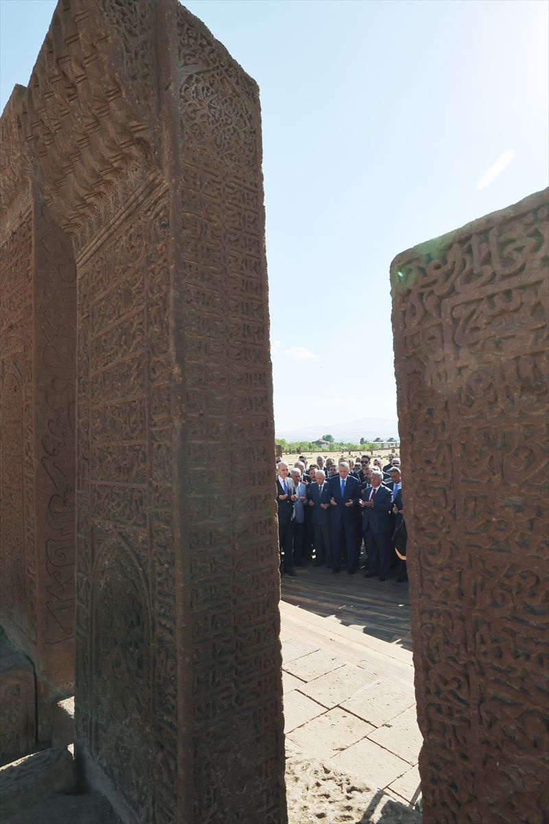 Cumhurbaşkanı Erdoğan, Ahlat'ta Selçuklu mezarlığını ziyaret etti