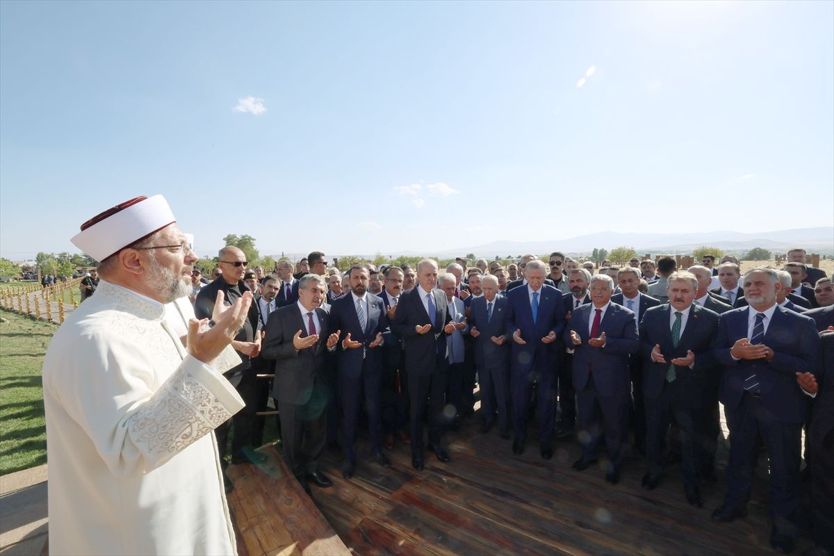 Cumhurbaşkanı Erdoğan, Ahlat'ta Selçuklu mezarlığını ziyaret etti