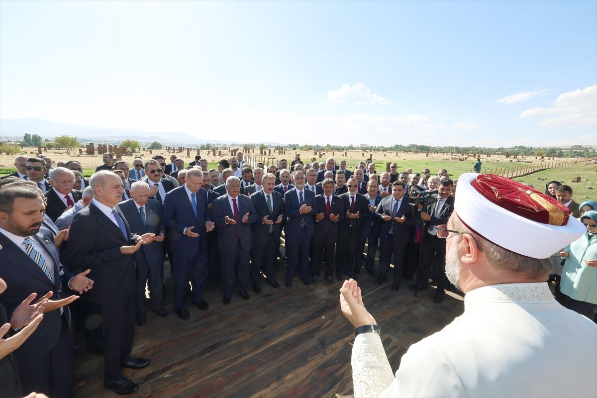 Cumhurbaşkanı Erdoğan, Ahlat'ta Selçuklu mezarlığını ziyaret etti