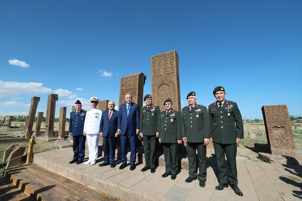 Cumhurbaşkanı Erdoğan, Ahlat'ta Selçuklu mezarlığını ziyaret etti