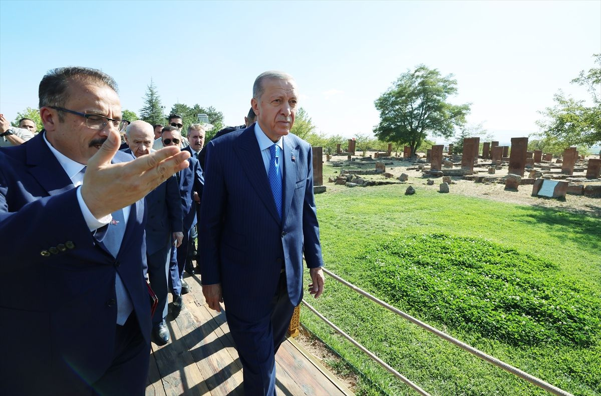 Cumhurbaşkanı Erdoğan, Ahlat'ta Selçuklu mezarlığını ziyaret etti