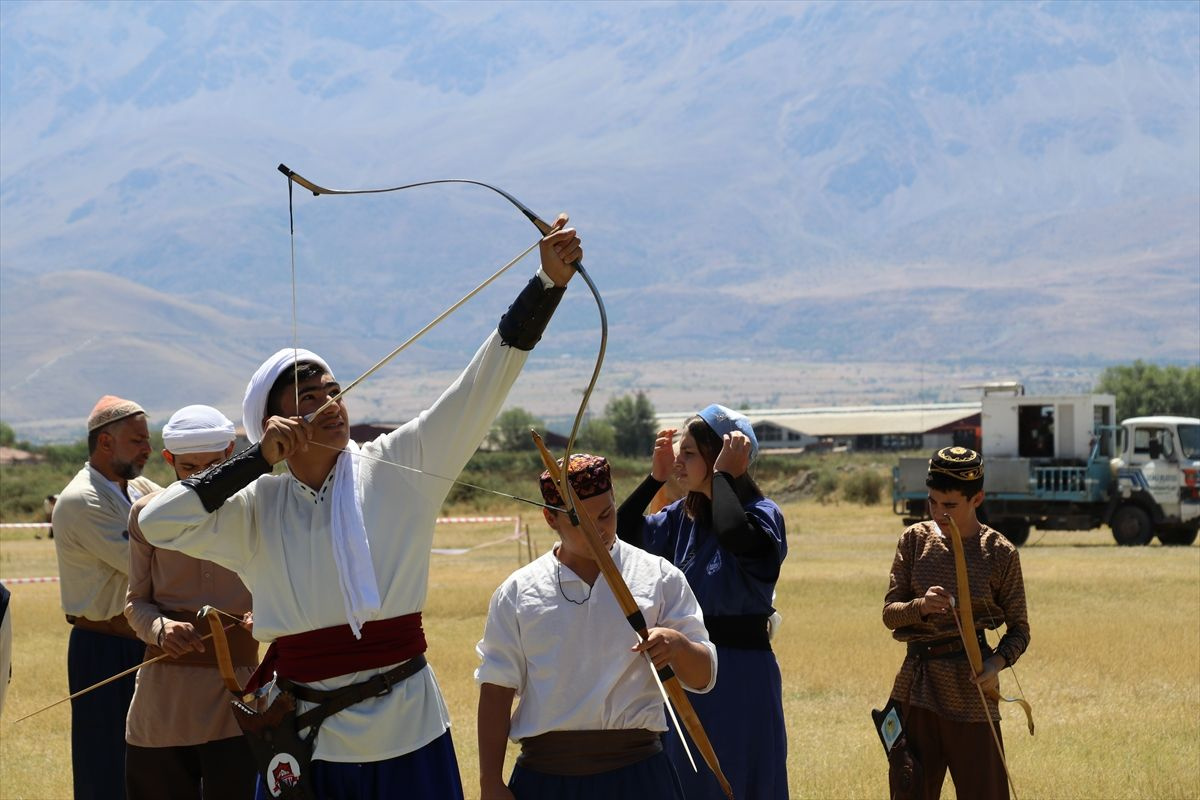 Mengücek Gazi Hava Koşusu Türkiye Şampiyonası, Erzincan'da başladı