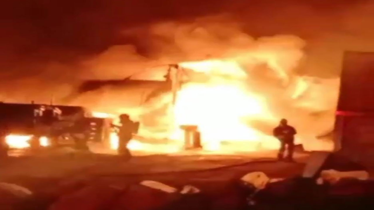 Gebze'de taş ocağında yangın dehşeti! Asfalt eritme tankı patladı: 2 yaralı