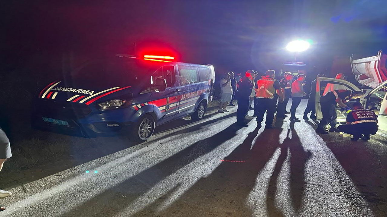 Silivri'de hafif ticari araç ve hafriyat kamyonu çarpıştı! Olay yerine gelen jandarma personeline de alkollü sürücü çarptı