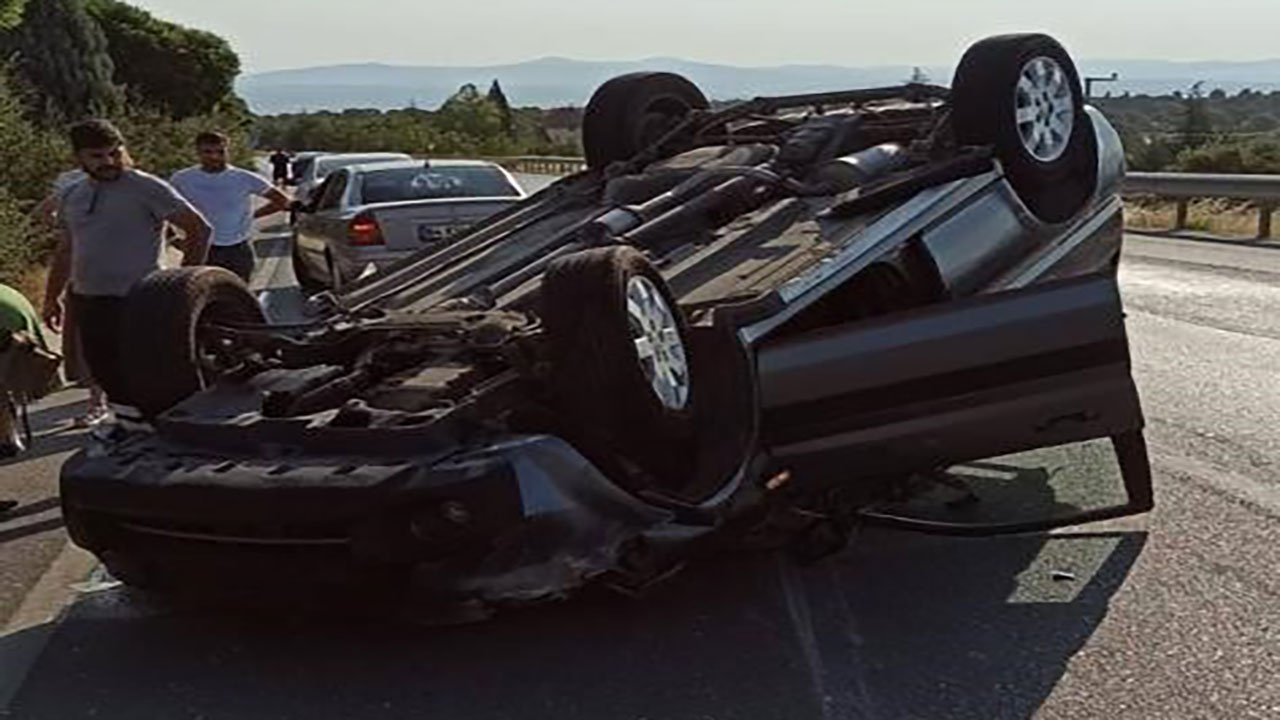 Uşak'ta feci kaza! Şarampole devrilen araçta 4 kişi yaralandı