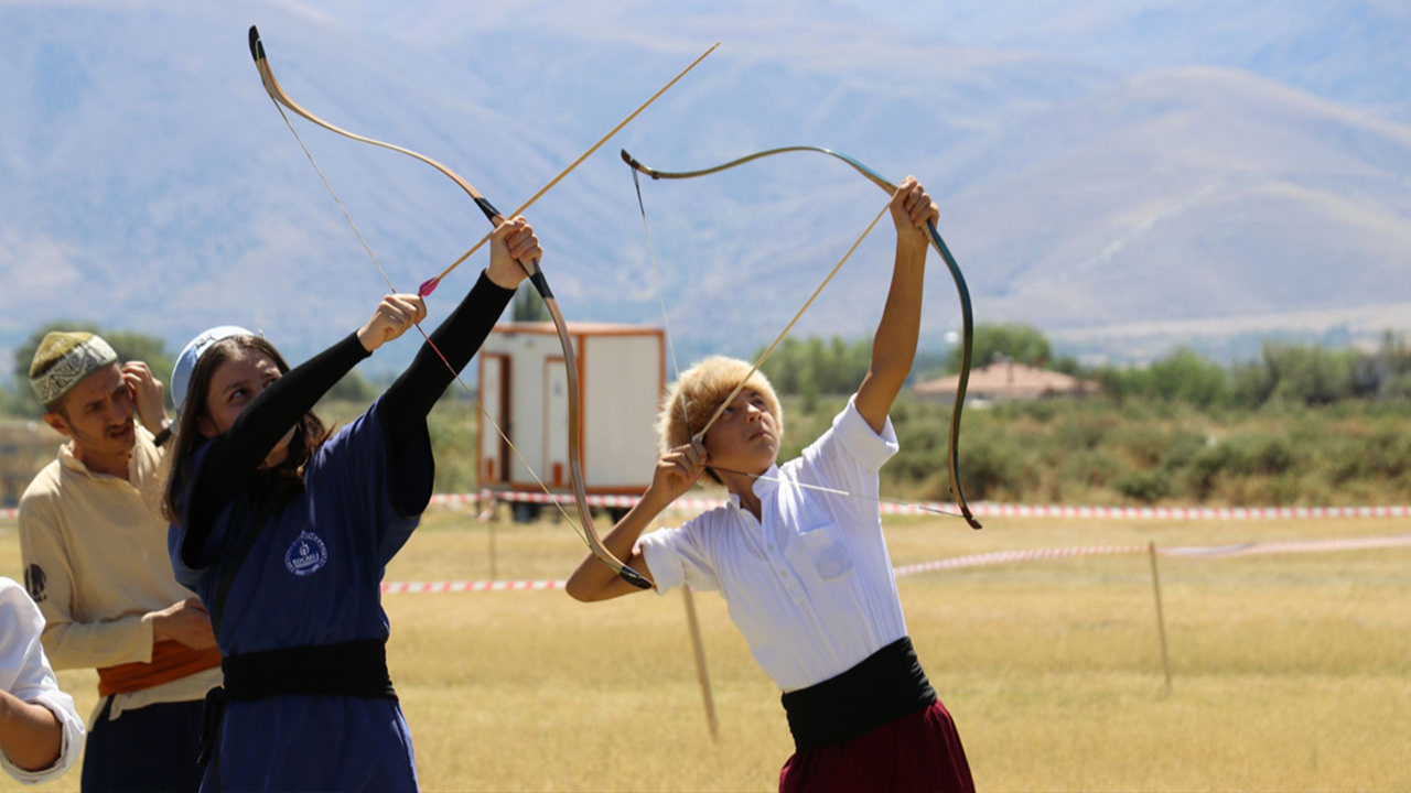 Mengücek Gazi Hava Koşusu Türkiye Şampiyonası, Erzincan'da başladı