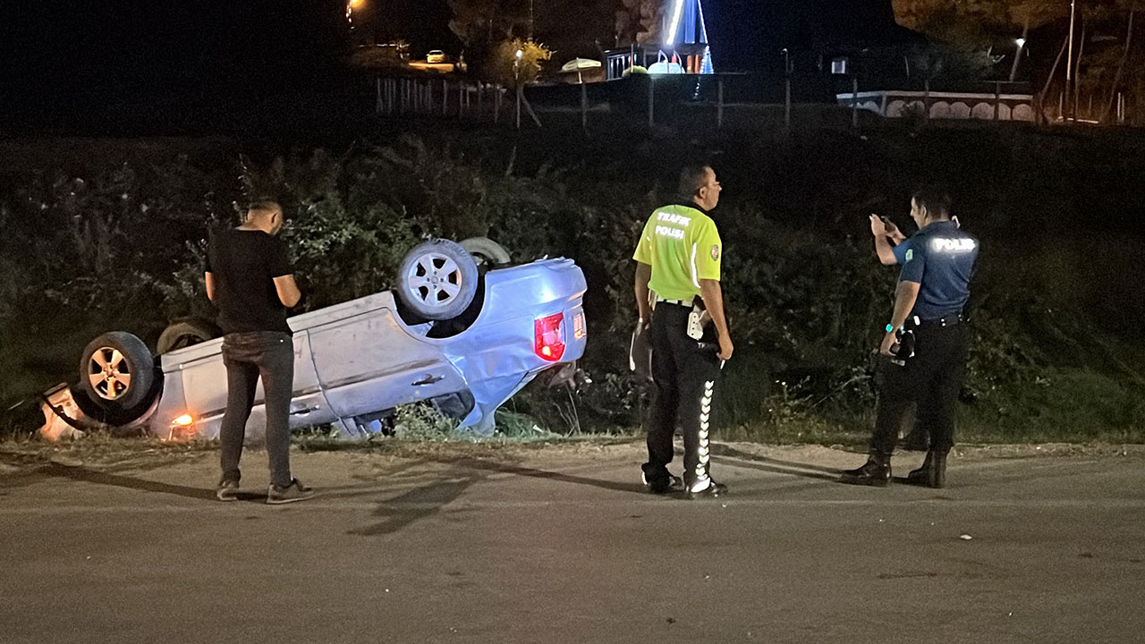 Sinop'ta feci kaza! Takla atan otomobil yağmur suyu kanalına devrildi: 4 yaralı