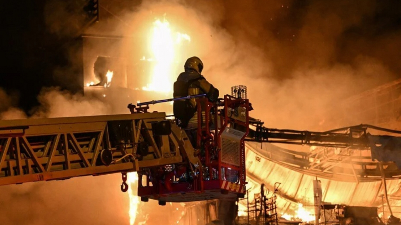 Ankara'da korkutan yangın! Zincir market kullanılamaz hale geldi