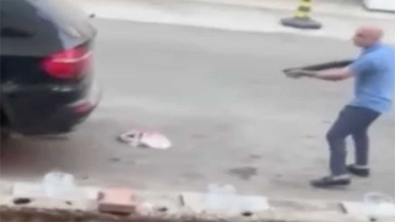 Antalya'da husumetli iki kişinin silahlı kavgası dükkanının önünde duran spotçuyu kalbinden vurdu!