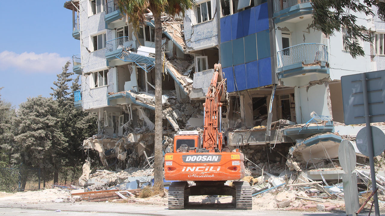 Hatay'da ağır hasarlı 6 bina kontrollü şekilde yıkıldı!