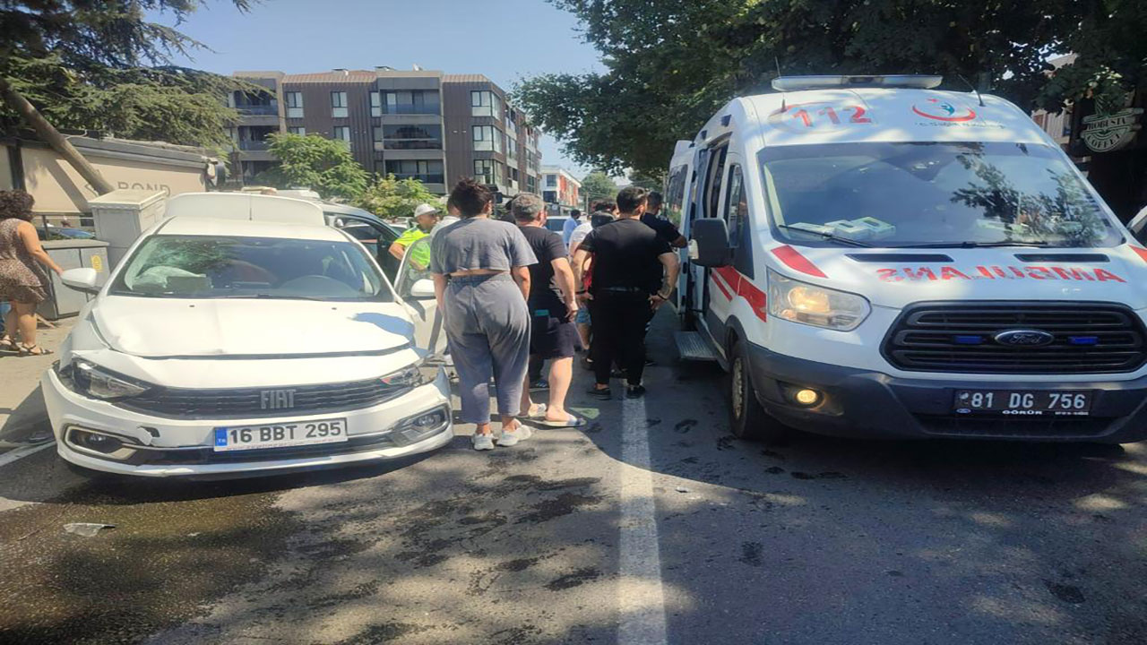 Düzce'de feci kaza! Otomobil ve ticari araç birbirine girdi: 1'i bebek 5 kişi yaralandı
