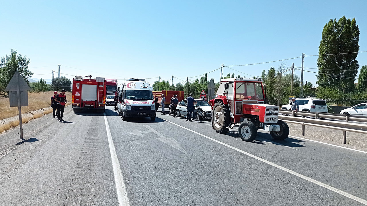 Sivas'ta otomobil ve traktör kafa kafaya çarpıştı! 3 kişi yaralandı