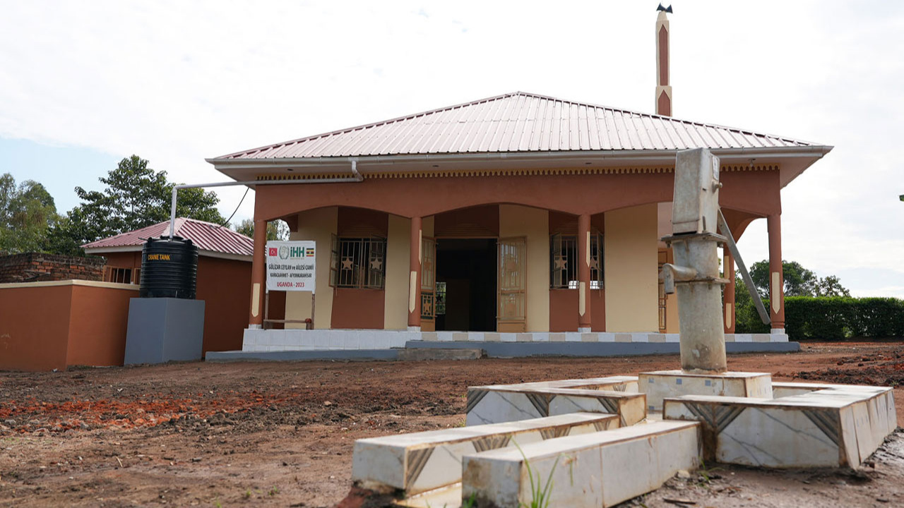 İHH Uganda'da cami ve su kuyusu açtı