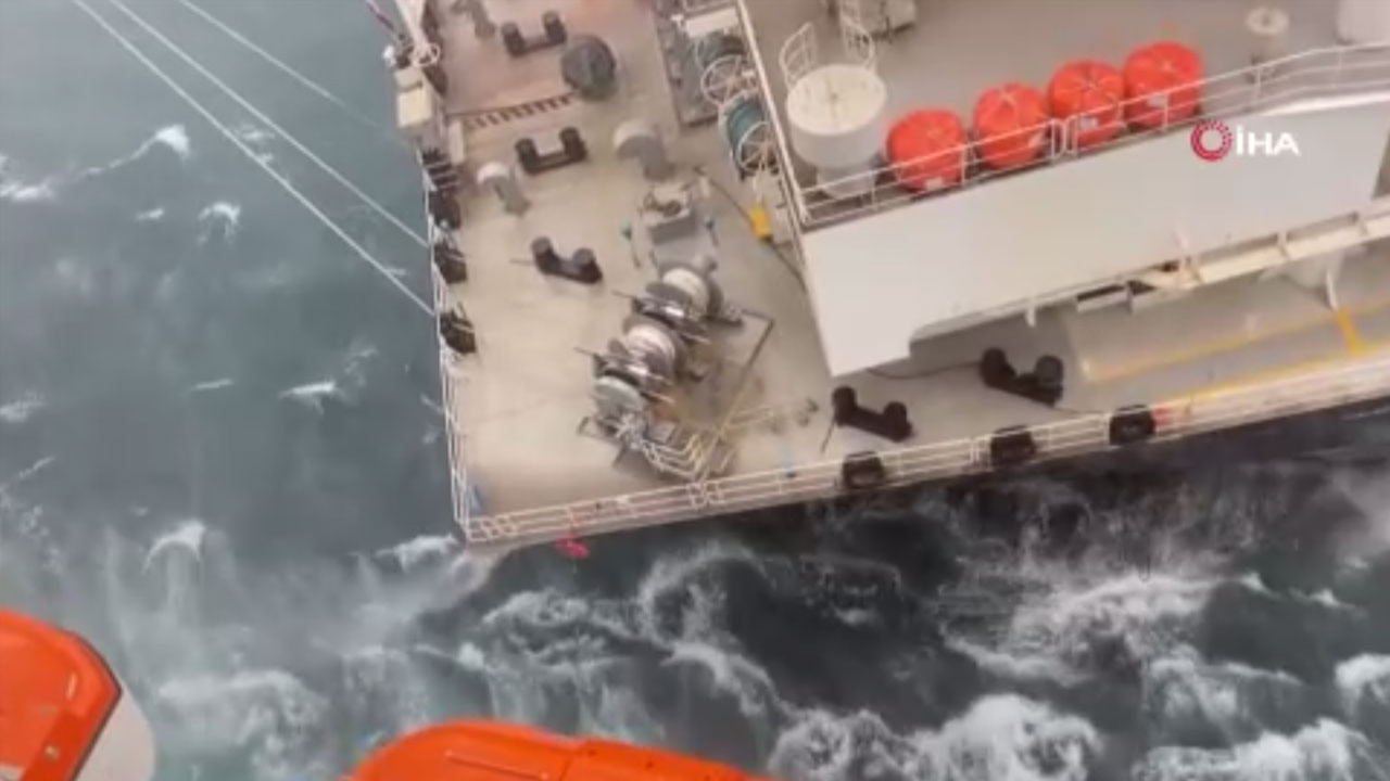 İspanya’da fırtına: Yolcu gemisi yük gemisine çarptı!