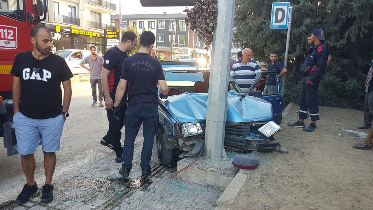 Sakarya'da feci kaza! Ticari taksi ile otomobil çarpıştı: 1 yaralı