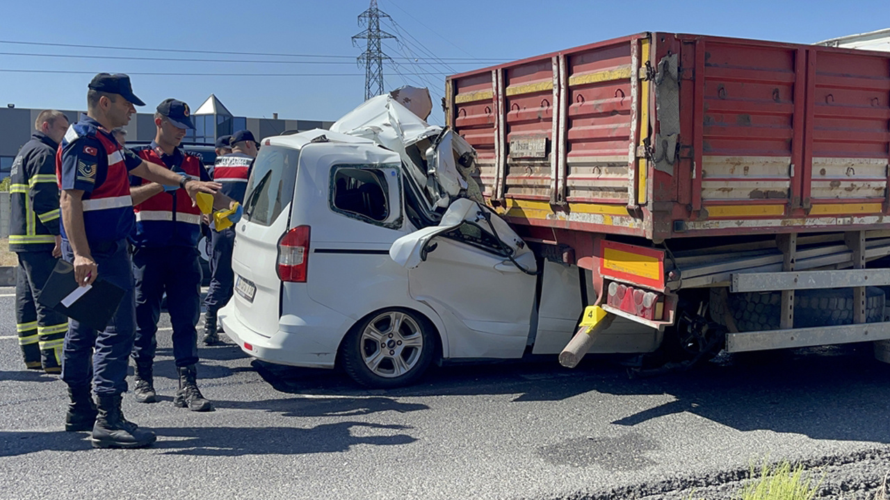 Tekirdağ'da feci kaza: Tıra arkadan çarpan otomobilde 1 kişi can verdi