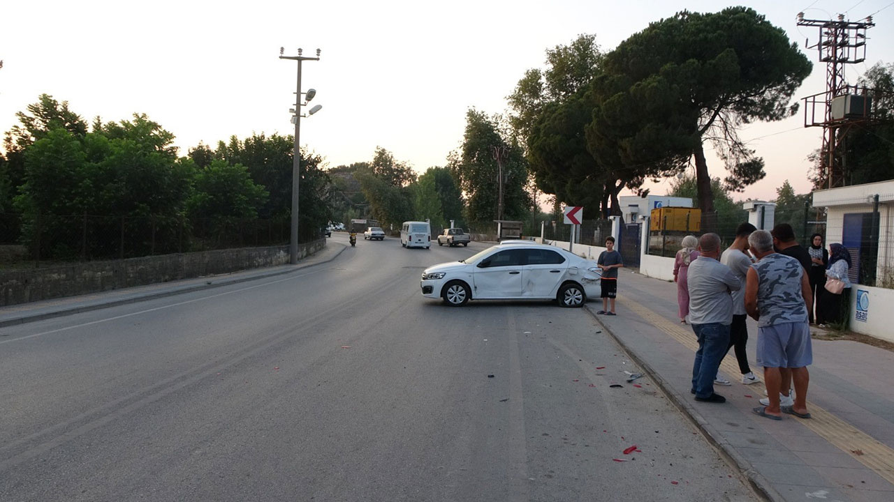 Antalya'da alkollü sürücü park halindeki otomobile çarpıp 10 metre sürükledi!