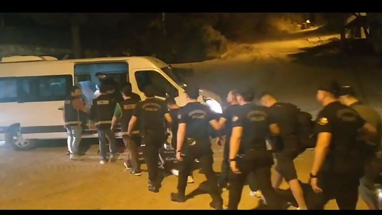 Balıkesir'de göçmen kaçakçılığına geçit verilmedi! 61 düzensiz göçmen ve 5 organizatöre gözaltı