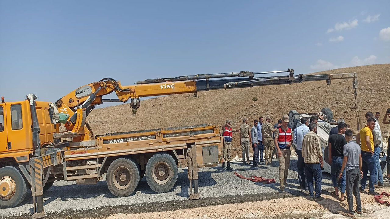 Diyarbakır'da feci kaza! Kontrolden çıkan araç kayaların üzerine takla attı