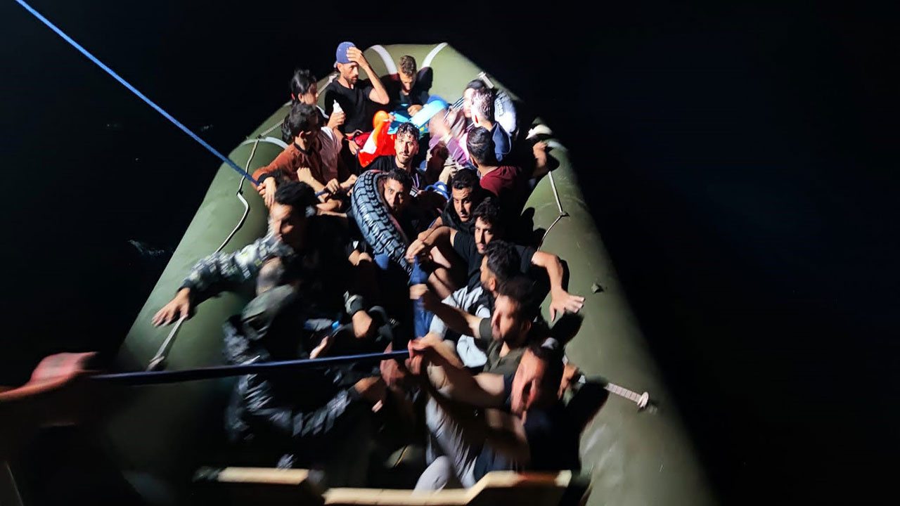 Bodrum'da lastik bot içerisinde geri itilen 21 düzensiz göçmen kurtarıldı.