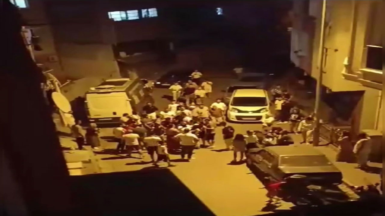 Kağıthane'de 'arabama sürttün' kavgasını polis biber gazıyla ayırdı! İki grup birbirine girdi, sokak karıştı
