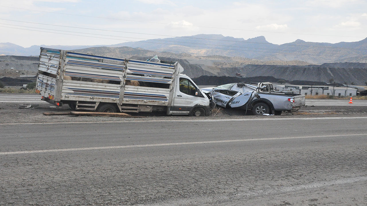 Şırnak'ta kaza yapan sürücüyü kurtarmak isteyen vatandaşlar canından oluyordu!