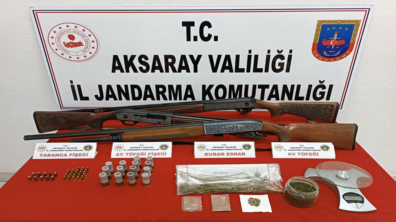 Aksaray'da uyuşturucu tacirlerine geçit verilmedi! Çeşitli uyuşturucularla birlikte tüfekler ele geçirildi.