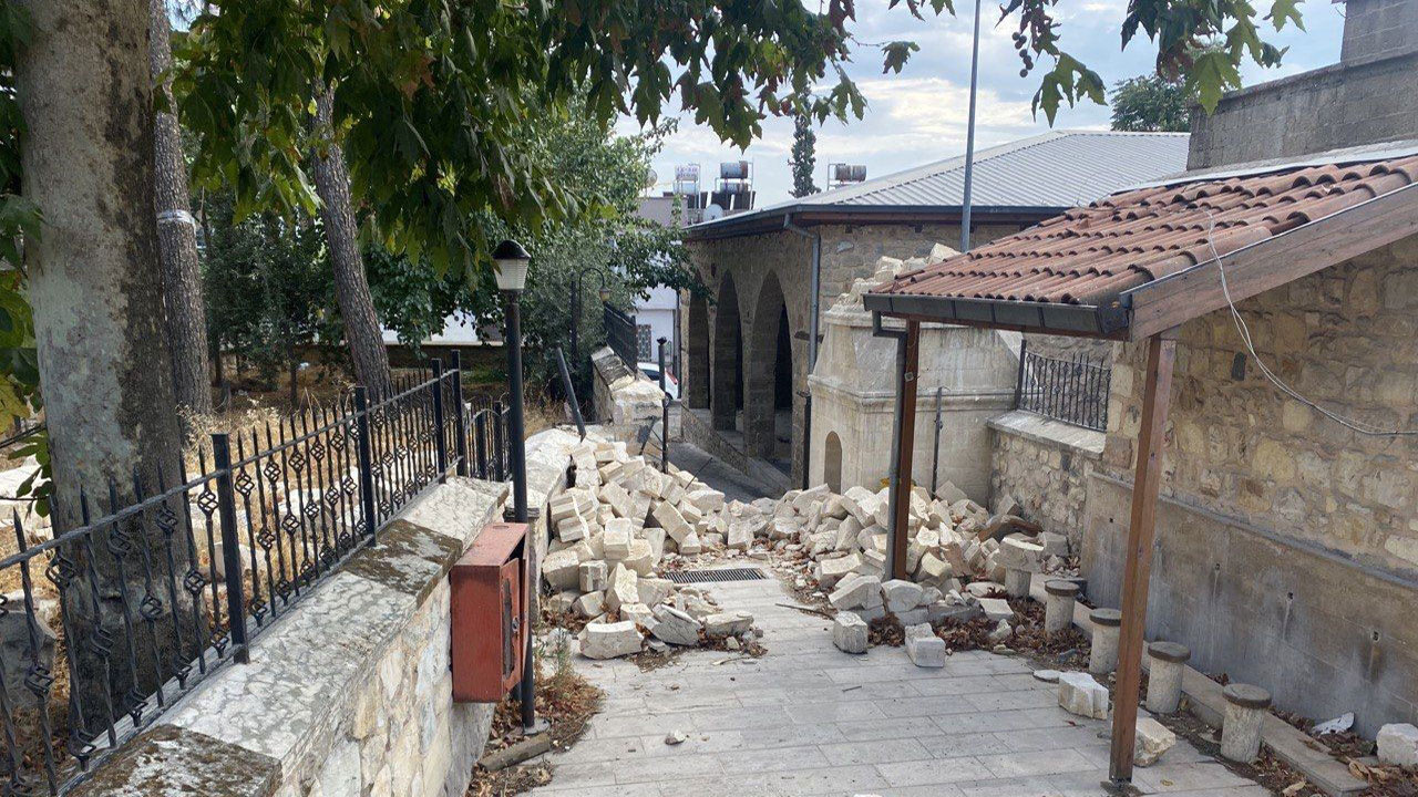 Depremde hasar gören tarihi caminin minaresi tarihi mezarların üzerine yıkıldı!
