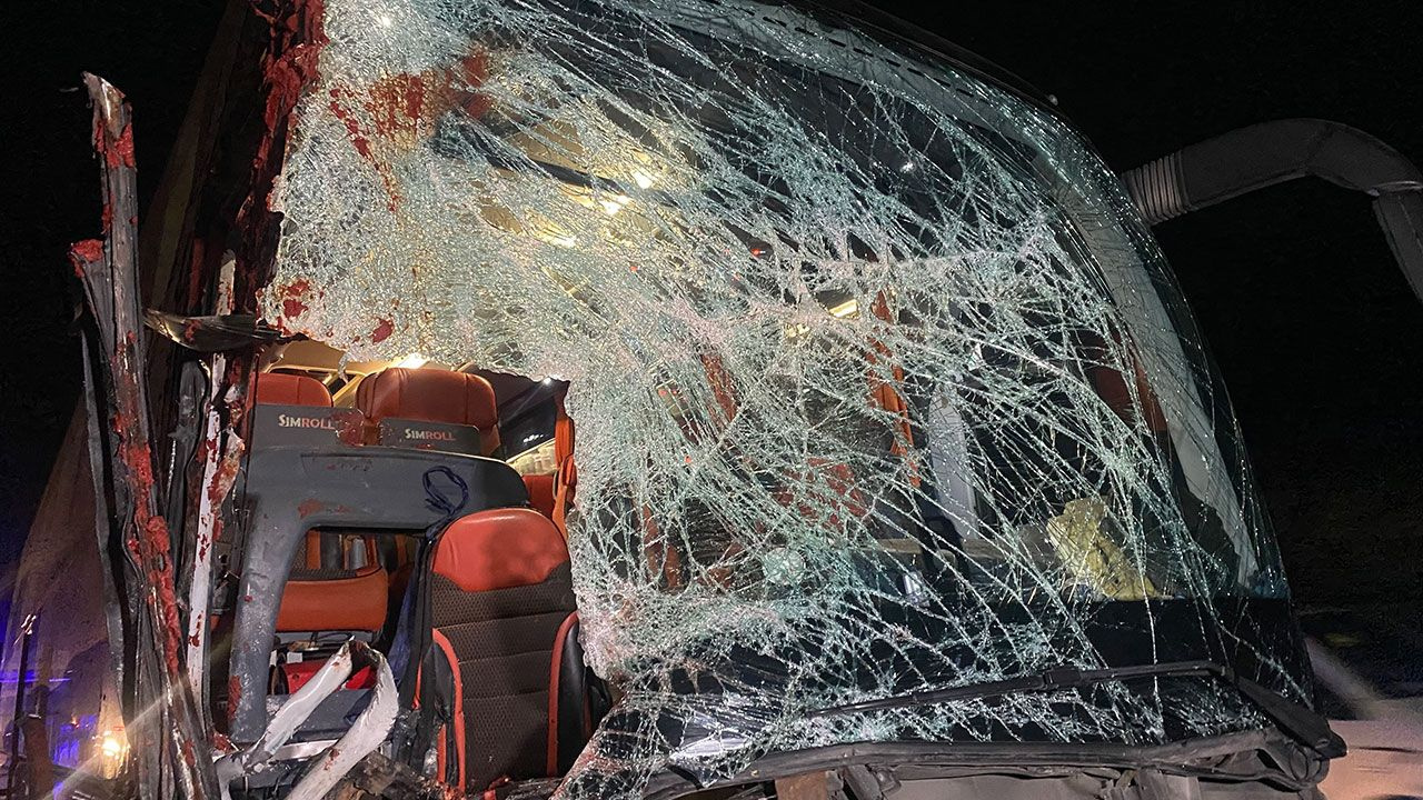 Uşak'ta kontrolden çıkan yolcu otobüsü tıra arkadan çarptı! 1’i ağır 15 kişi yaralandı