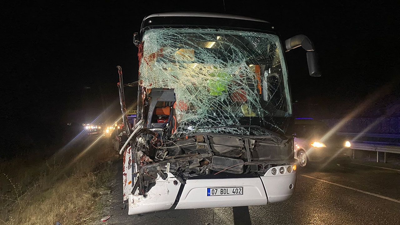 Uşak'ta kontrolden çıkan yolcu otobüsü tıra arkadan çarptı! 1’i ağır 15 kişi yaralandı