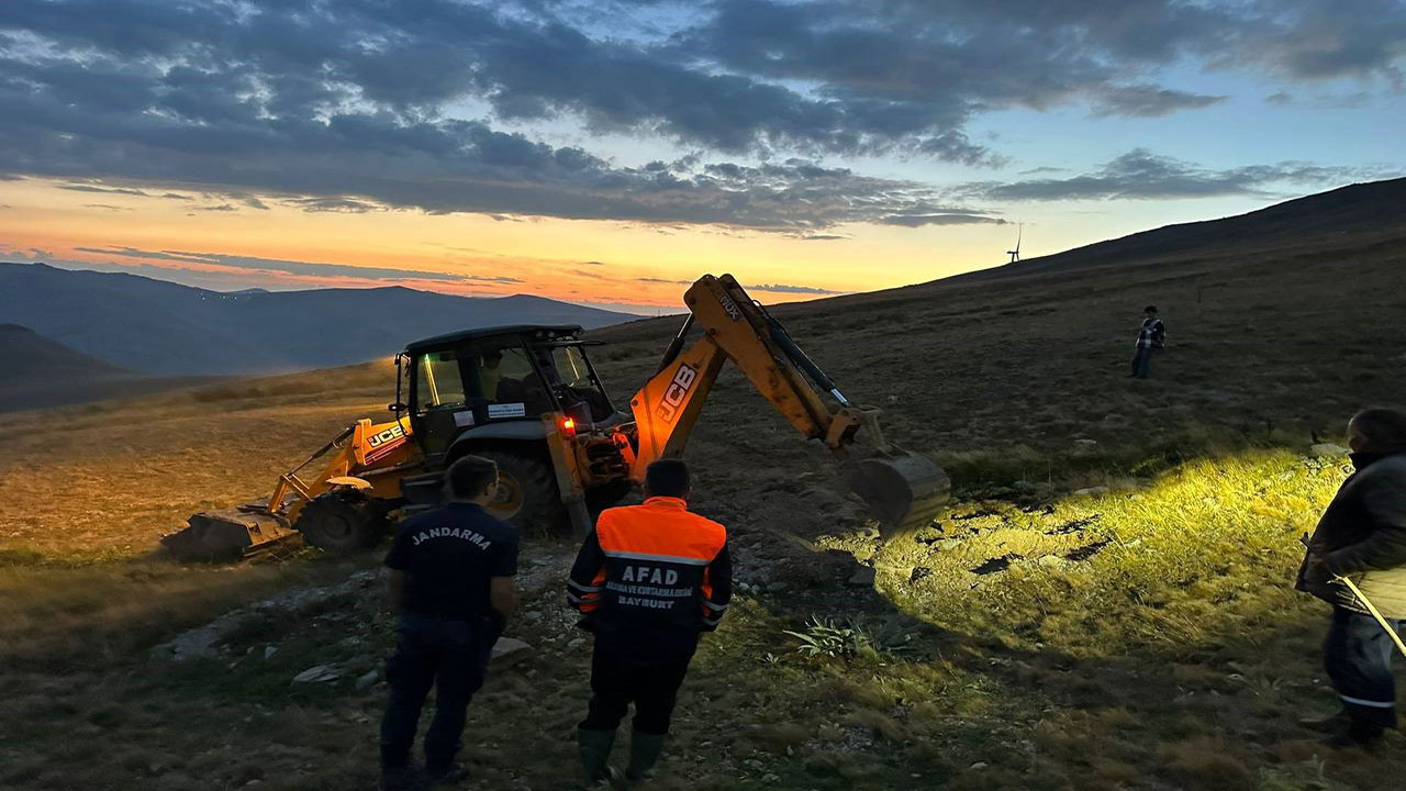 Bayburt'ta meraya uçan otomobil 2 kişiyi yaraladı!