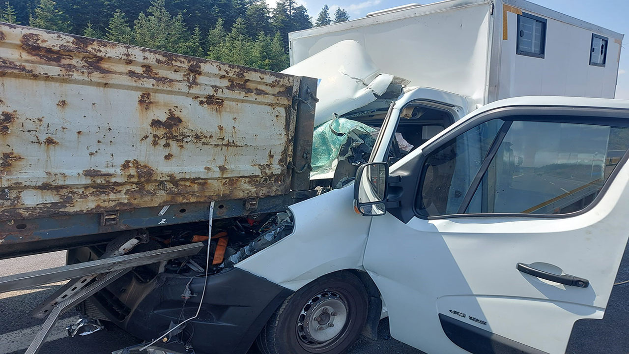 Bolu'da kontrolden çıkan kamyonet tırın dorsesine saplandı!