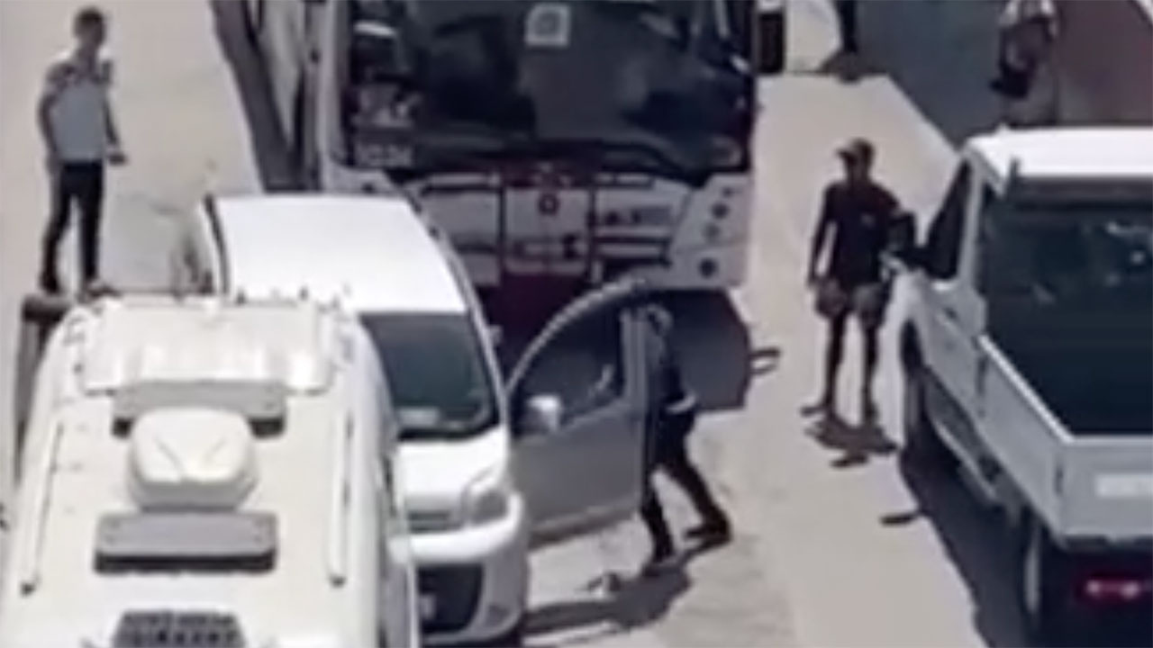 İzmir'de yol verme kavgasında kan döküldü! Minibüs şoförü araç sürücüsünü bıçakladı