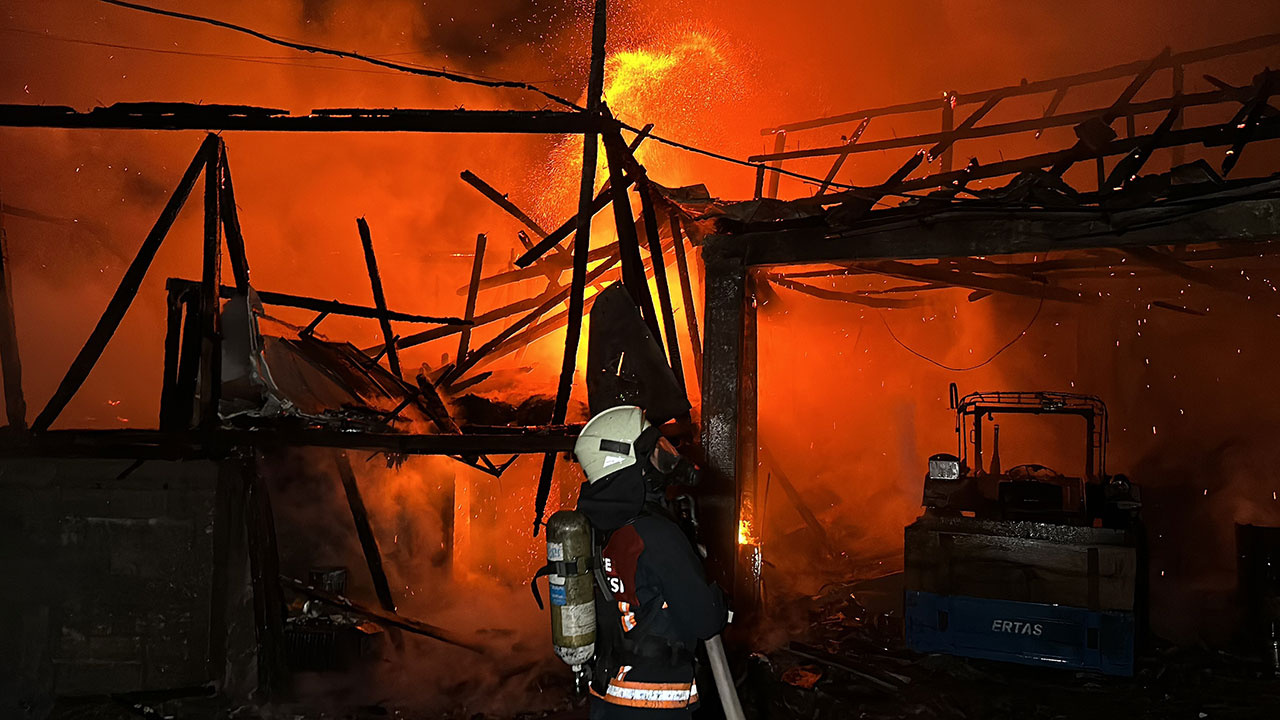 Düzce'de yangın her şeyi küle çevirdi! 2 ev, 2 katlı samanlık, traktör ve motosiklet alevlere teslim oldu