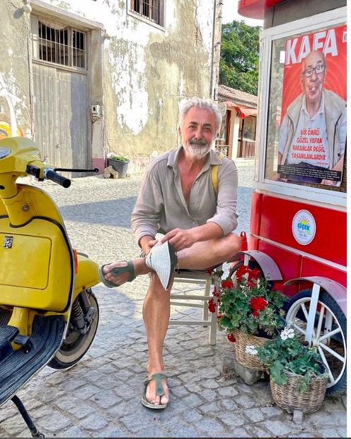 Mehmet Aslantuğ'dan yeni aşk isyanı! "Neden sormuyorsun kardeşim"