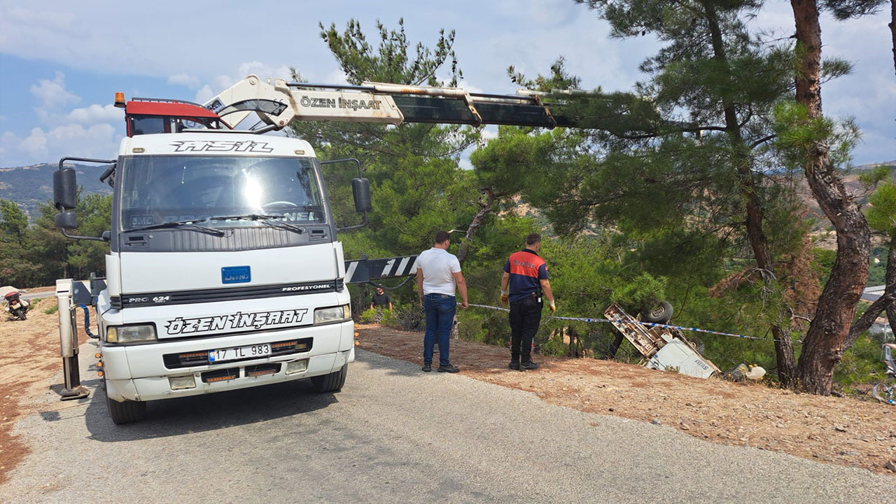 Çanakkale'de kamyon şarampole yuvarlandı, sürücü feci şekilde can verdi