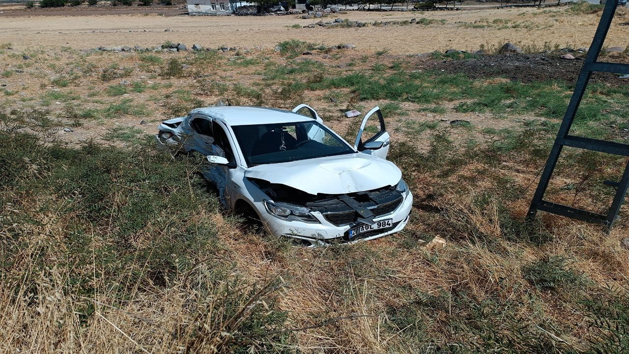 Gaziantep'te kavşakta ticari araçla kafa kafaya çarpışan otomobil tarlaya uçtu:  2’si ağır 7 yaralı