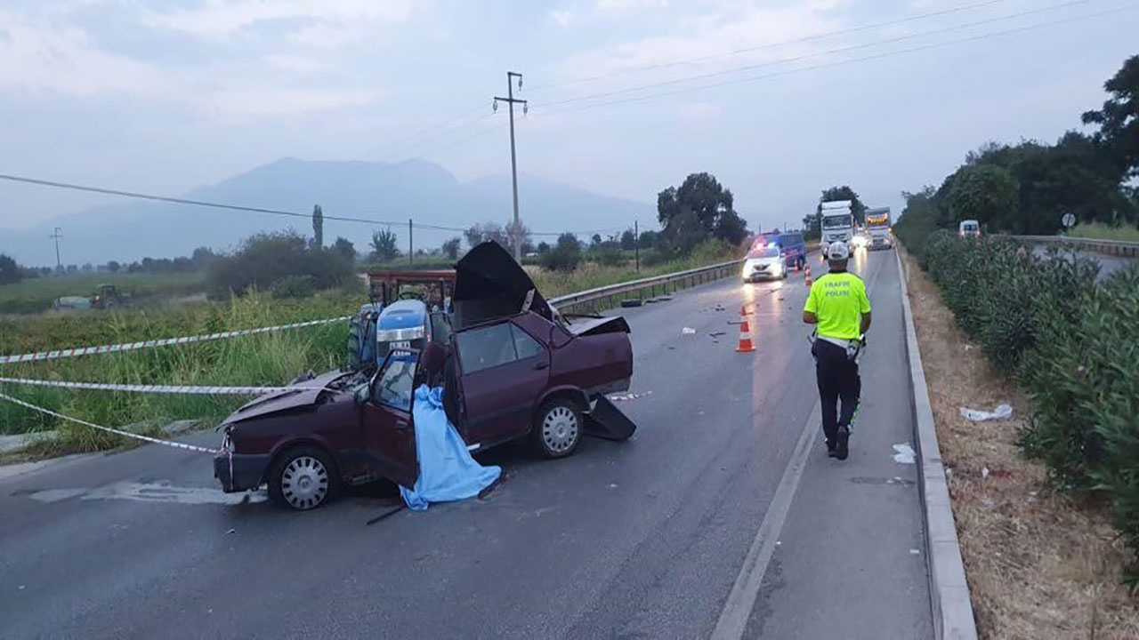 Manisa'da acı kaza! Traktör römorkuna çarpan otomobil hurdaya döndü