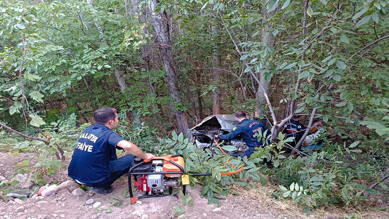 Malatya'da feci kaza! Şarampole devrilen araç ağaçların arasına sıkıştı: 2 yaralı