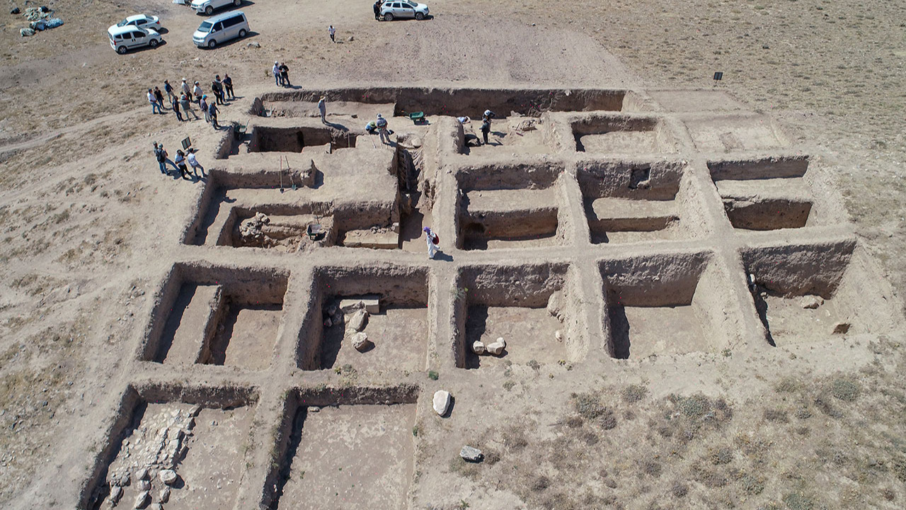 Van'dan tarih fışkırıyor! Garibin Tepe'de Urartular'a ait anıtsal yapı grubu bulundu!