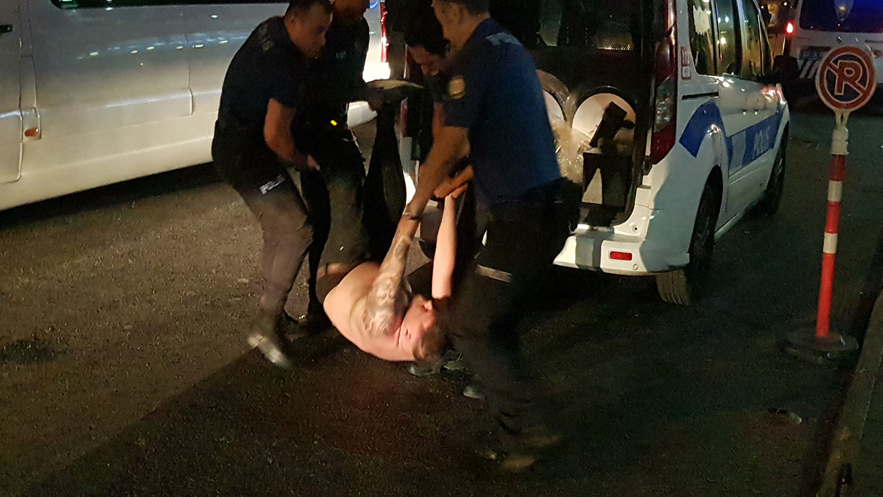 Üzerine buzlu su döküldü, kendini yerlere attı! Antalya'da uyuşturucu krizine giren turist polislere zor anlar yaşattı