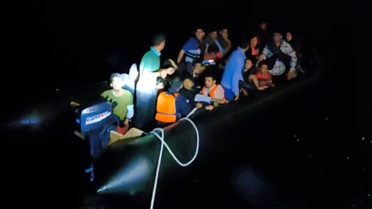 Çanakkale'de kaçak göçmenlere geçit verilmedi! Lastik bot içerisinde 34 kaçak göçmen yakalandı