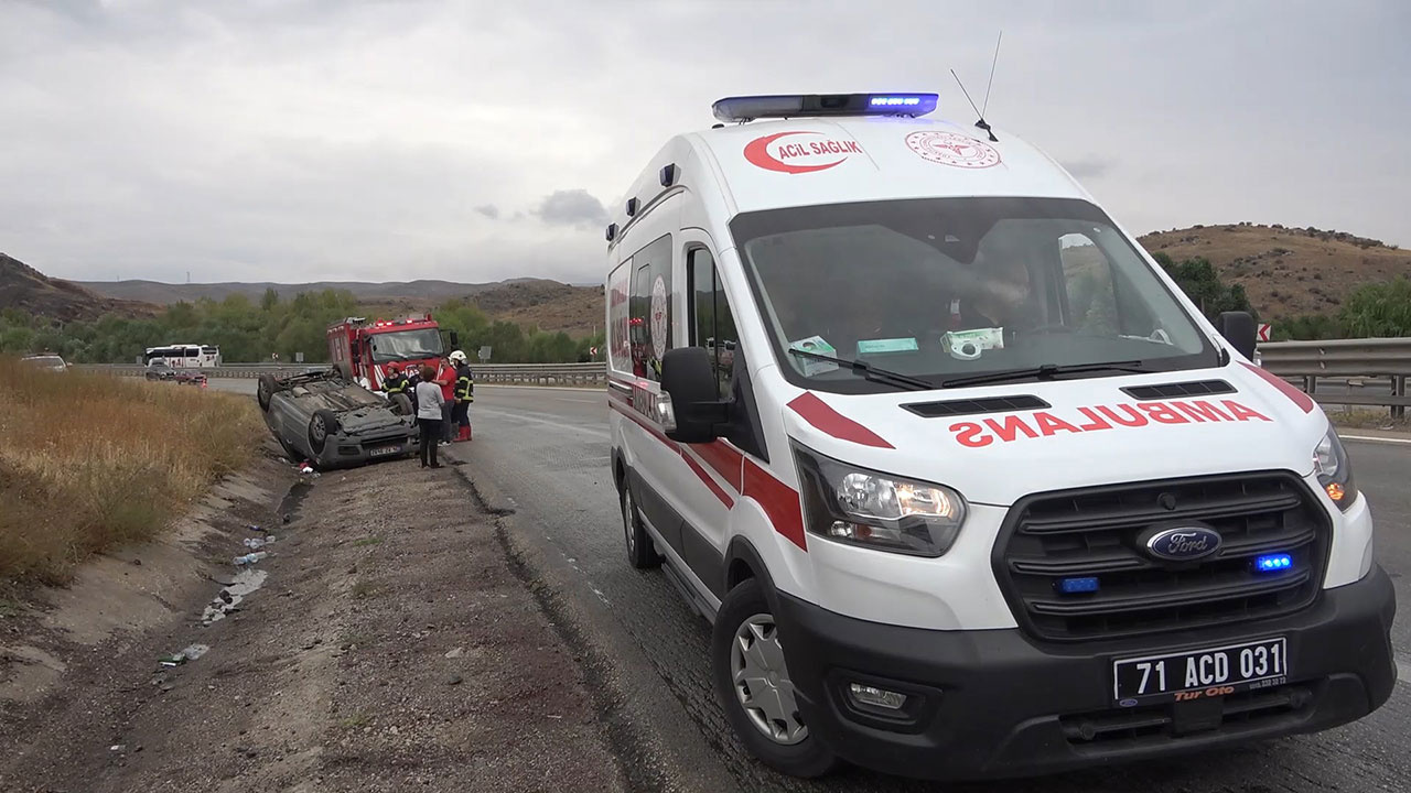 Kırıkkale'de korkunç kaza! Yağmurdan kayganlaşan yolda araç takla attı: 3 yaralı