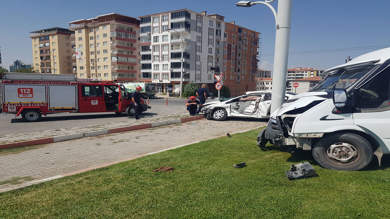 Malatya'da minibüs ve otomobil kafa kafaya çarpıştı! 2 kişi yaralandı