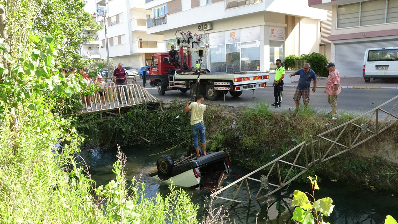 Antalya'da direksiyon başında uyuyan sürücü takla atıp sulama kanalına düştü!