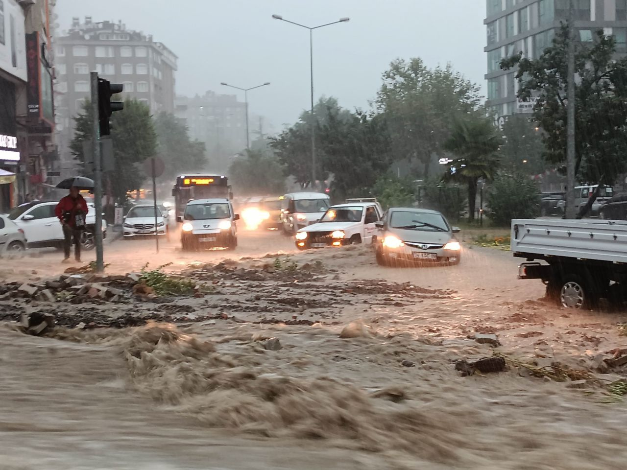 Samsun'u sel vurdu dehşete düşüren manzaralar! Yol çöktü, araçlar mahsur kaldı, evleri su bastı
