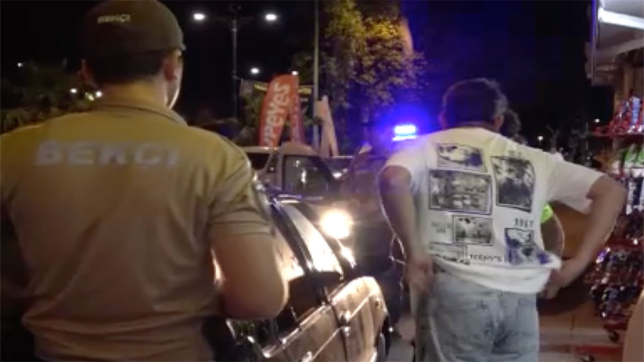 Sinop'ta ayakta duramayan alkollü sürücü denetim yapan polis memuruna zor anlar yaşattı!
