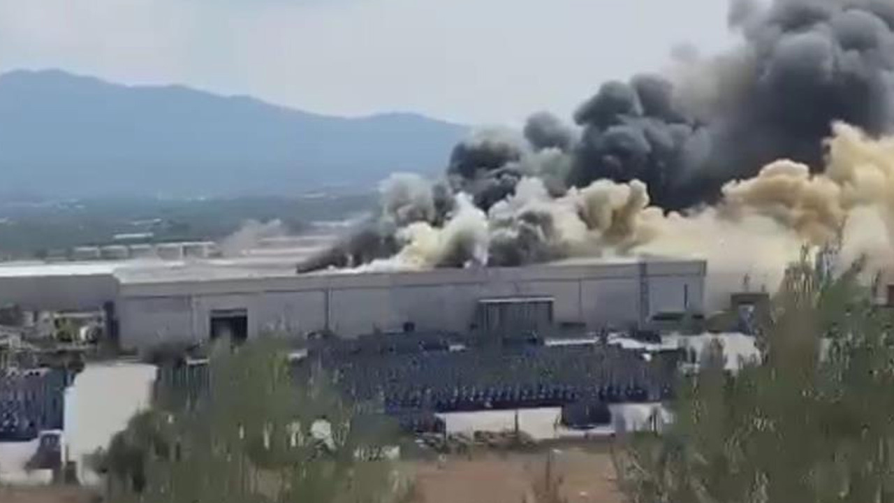 İzmir’de palet fabrikasında büyük yangın çıktı