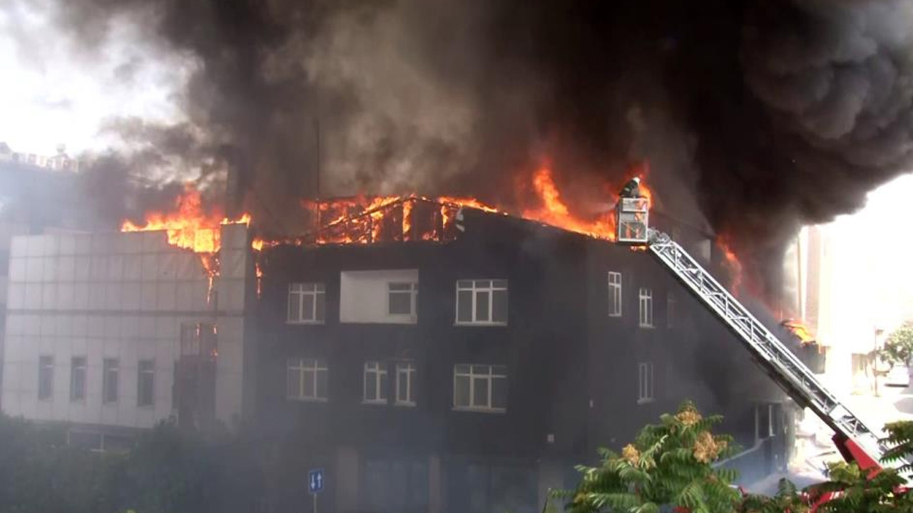 Ataşehir'de büyük yangın! 2 katlı binada başlayan yangın 3 binaya daha sıçradı